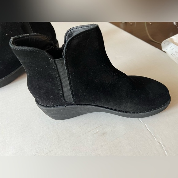KENNETH COLE REACTION BLACK SUEDE ANKLE BOOTS - Picture 2 of 4